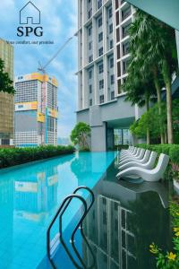 Blick auf einen Swimmingpool in einem Gebäude in der Unterkunft The Mews Luxury Apartment By KLCC in Kuala Lumpur