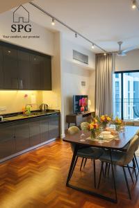 eine Küche und ein Esszimmer mit Tisch und Stühlen in der Unterkunft The Mews Luxury Apartment By KLCC in Kuala Lumpur
