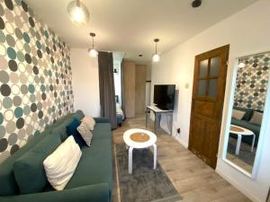 TV a/nebo společenská místnost v ubytování Lemuria Apartament Szkolna centrum