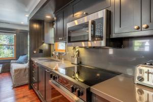 Kuchyň nebo kuchyňský kout v ubytování Cedar Crest - Woodpecker Cottage 7