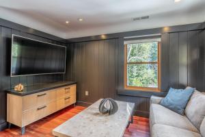 TV a/nebo společenská místnost v ubytování Cedar Crest - Woodpecker Cottage 7