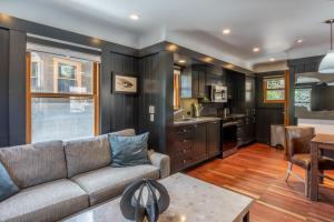 Kuchyň nebo kuchyňský kout v ubytování Cedar Crest - Woodpecker Cottage 7 + 20 fotografií