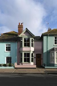 a couple of blue houses on a street at Pilots House Aldeburgh in Aldeburgh