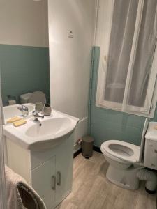 a bathroom with a sink and a toilet at Studio calme au centre-ville in Manosque