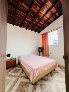 Postel nebo postele na pokoji v ubytování Hermoso apartamento duplex en el centro histórico de San Gil, 5