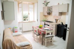 Η κουζίνα ή μικρή κουζίνα στο Relax al mare, appartamento Gelsomino