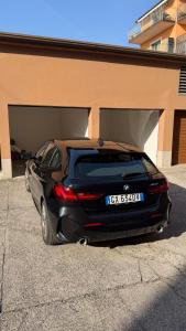 une voiture noire est garée dans un garage dans l'établissement Charming Tuscany Villa With Private Infinity Pool, à Castel del Piano