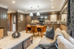 ein Wohnzimmer und eine Küche mit einer Couch und einem Tisch in der Unterkunft Cedar Crest - Osprey Cottage 3 in Homewood