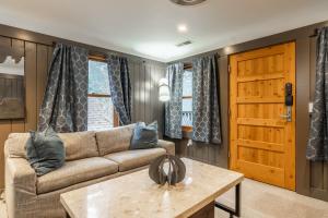 ein Wohnzimmer mit Sofa und Tisch in der Unterkunft Cedar Crest - Osprey Cottage 3 in Homewood