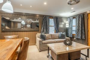 ein Wohnzimmer mit Sofa und Tisch in der Unterkunft Cedar Crest - Osprey Cottage 3 in Homewood