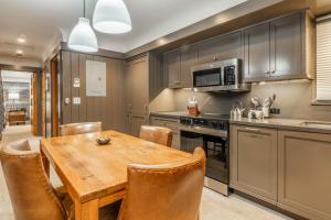 eine Küche mit einem Holztisch und Stühlen in der Unterkunft Cedar Crest - Osprey Cottage 3 in Homewood + 28 Fotos