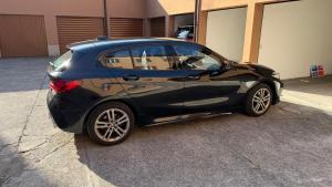 une voiture noire garée sur un parking dans l'établissement Charming Tuscany Villa With Private Infinity Pool, à Castel del Piano