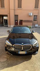 une voiture noire garée sur un parking dans l'établissement Charming Tuscany Villa With Private Infinity Pool, à Castel del Piano