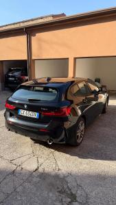 une voiture noire est garée dans un parking dans l'établissement Charming Tuscany Villa With Private Infinity Pool, à Castel del Piano
