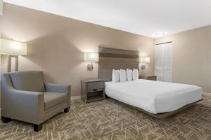 Ένα ή περισσότερα κρεβάτια σε δωμάτιο στο Best Western Kettleman City Inn & Suites +46 φωτογραφίες