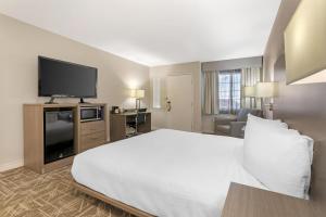 Μια τηλεόραση ή/και κέντρο ψυχαγωγίας στο Best Western Kettleman City Inn & Suites