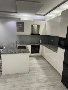 Kuchyň nebo kuchyňský kout v ubytování Dori's apartament