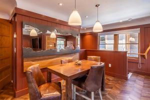 ein Esszimmer mit einem Holztisch und Stühlen in der Unterkunft Cedar Crest - Robin Cottage 6 in Homewood