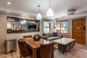 ein Wohnzimmer mit Tisch und Couch in der Unterkunft Cedar Crest - Sparrow Cottage 1 in Homewood + 24 Fotos