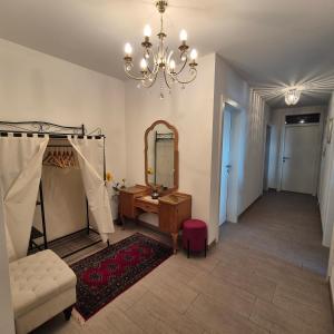 ein Wohnzimmer mit einem Spiegel und einem Schminktisch in der Unterkunft Ferienwohnung Ruth in Breitenwang