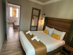 a bedroom with a large bed with two towels on it at Hamilton Suites & Appart in Casablanca