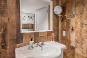 Koupelna v ubytování Cozy Chalet With a Panoramic Lake View and Spa + 47 fotografií