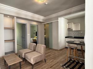 a living room with a couch and a table and a kitchen at Hamilton Suites & Appart in Casablanca