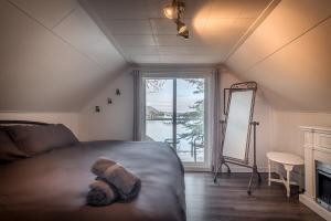 Posezení v ubytování Cozy Chalet With a Panoramic Lake View and Spa