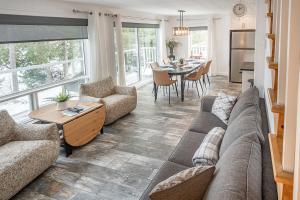 Posezení v ubytování Cozy Chalet With a Panoramic Lake View and Spa