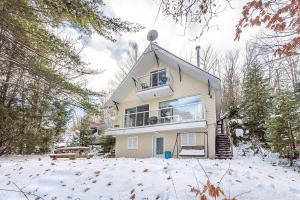 Cozy Chalet With a Panoramic Lake View and Spa v zimě