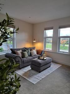 ein Wohnzimmer mit Sofa und Tisch in der Unterkunft Central Park View - Modern & Stylish 2 Bed Apartment - Great Location in Scunthorpe