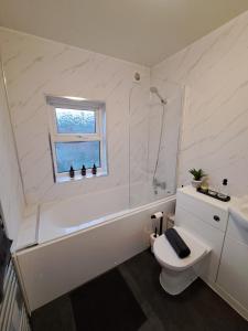 ein Badezimmer mit Toilette, Dusche und Waschbecken in der Unterkunft Central Park View - Modern & Stylish 2 Bed Apartment - Great Location in Scunthorpe