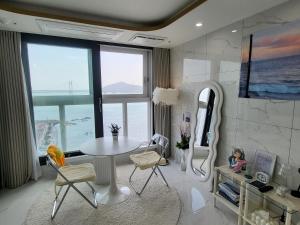 TV a/nebo společenská místnost v ubytování 바다소리 Ocean view