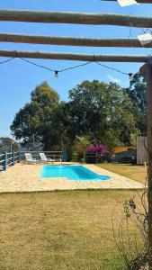 une piscine dans une cour avec des chaises autour dans l'établissement Pousada Da Montanha, à Extrema 11 autres photos