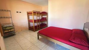 une petite pièce avec un lit et des lits superposés dans l'établissement Pousada Da Montanha, à Extrema