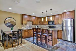 Kuchyň nebo kuchyňský kout v ubytování Fantastic Mountain View - Hot Tubs & Steam Room