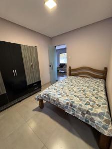 een slaapkamer met een bed en een ladekast erin bij CASA de Praia em Jóia do Atlântico in Ilhéus