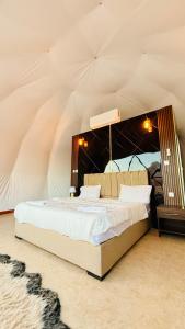 Un dormitorio con una cama en una tienda de campaña. en Rum Paradise luxury camp, en Wadi Rum
