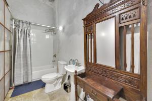 Un baño de Cozy Studio Gem - Old San Juan - Near Attractions 6 fotos más