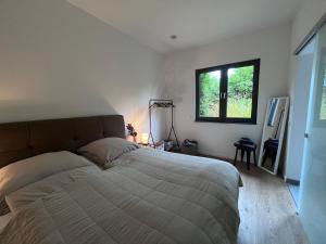 Un dormitorio con una cama grande y una ventana en Modernes Tiny Apartment in Lage, en Lage