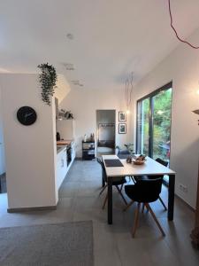 cocina y comedor con mesa y comedor gmaxwell gmaxwell gmaxwell en Modernes Tiny Apartment in Lage, en Lage