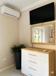 TV a/nebo společenská místnost v ubytování Residence Central Tirana