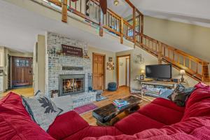 Posezení v ubytování The Fern -- Private - Pet Friendly - Fireplace - River Access - Fire Pit - EV Station