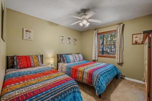 Postel nebo postele na pokoji v ubytování The Fern -- Private - Pet Friendly - Fireplace - River Access - Fire Pit - EV Station