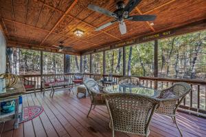 Balkón nebo terasa v ubytování The Fern -- Private - Pet Friendly - Fireplace - River Access - Fire Pit - EV Station