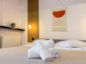 Postel nebo postele na pokoji v ubytování Airport Residence - Apartment Across From Otopeni Airport - Bucharest + 12 fotografií