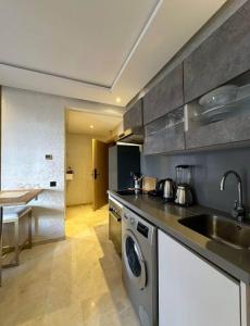 Kuchyň nebo kuchyňský kout v ubytování Luxury studio in Prestigia - 3 min from the stadium on foot