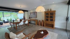 Χώρος καθιστικού στο Casa 08 Floresta Boa Vista - Piscina Privativa e Lounge com Deck em Meio à Natureza