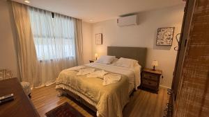 特雷索波利斯Casa 08 Floresta Boa Vista - Piscina Privativa e Lounge com Deck em Meio à Natureza的一间卧室，配有一张大床和一扇窗户。 更多23张照片