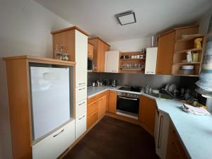 Nhà bếp/bếp nhỏ tại Danner Appartements Gschwandt bei Gmunden - Monatsweise mieten - Monteurwohnungen in Gmunden, Zentral, vollmöbliert & mit Parkplatz für Langzeitgäste +11 ảnh